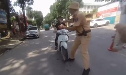 Thanh niên mang ma túy lao xe vào CSGT khi bị yêu cầu dừng xe