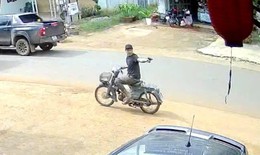 Bị đòi 500 nghìn sau khi nhờ chuyển khoản, thanh niên rút súng dọa bắn người
