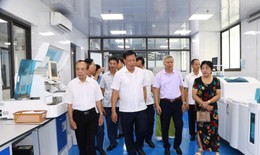 Thứ trưởng Bộ Y tế Đỗ Xuân Tuyên làm việc tại Trung tâm Kiểm soát bệnh tật Hưng Yên