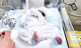 Bé trai 3 ngày tuổi sốt cao, mê man, kịp đến viện sau lời cầu cứu CSGT của bố mẹ