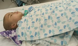 Bé gái 3 tuổi trải qua 6 ca phẫu thuật vì xuất huyết não, phía trước còn ca ghép sọ cần sự trợ giúp