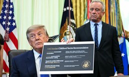 Tổng thống Trump ký sắc lệnh thay đổi lịch tiêm vaccine trẻ em, chuyên gia lên tiếng