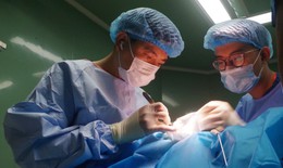 Bác sĩ Việt cứu một hành khách Mỹ qua cơn nguy kịch giữa tầng không