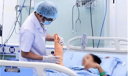 Máy dập ngói cuốn đứt gần lìa cẳng tay người phụ nữ