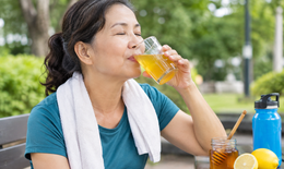 Sau tuổi 50: Người tăng acid uric có cần tránh mật ong?