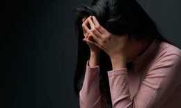 Tiền mãn kinh: Vì sao phụ nữ dễ cáu gắt, mất ngủ, bốc hỏa?