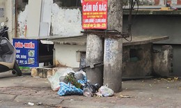 Hà Nội: Bất chấp biển cấm, vỉa hè phố Hoàng Hoa Thám thành bãi rác