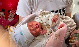 Bé gái sơ sinh bị bỏ rơi trước cổng chùa ở Huế