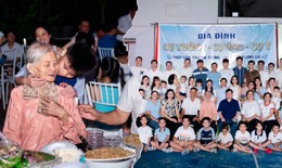 Cụ bà 94 tuổi cùng 81 con cháu đi du lịch, xúc động khoảnh khắc sum vầy