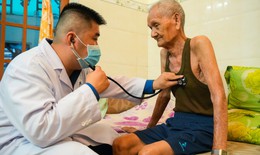 Bác sĩ tuyến cuối xuống cơ sở khám sức khỏe cho người dân TPHCM