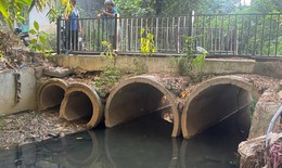 Sống cạnh kênh nước bốc mùi, người dân phải đeo khẩu trang khi ngủ