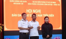 Hải đoàn 129 Hải quân bàn giao ngư dân gặp nạn cho gia đình