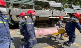 Nghẹt thở khoảnh khắc giải cứu nạn nhân kẹt sâu dưới trục bánh xe đầu kéo