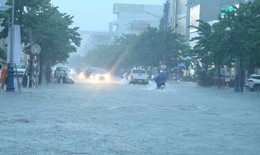Mưa lớn, nhiều tuyến phố trung tâm Nghệ An ngập sâu, loạt xe chết máy