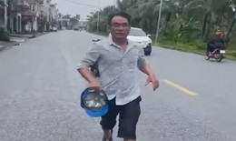 Người đàn ông chặn đường, cầm mũ bảo hiểm đánh tài xế ô tô