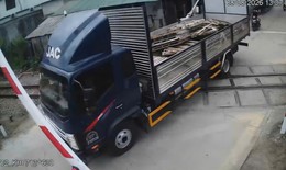 Vượt đường ngang khi cần chắn đang hạ, tài xế bị xử phạt 2 hành vi