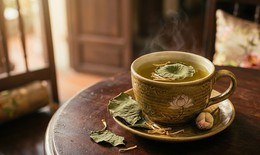Những ai nên thận trọng khi uống trà lá sen thường xuyên?