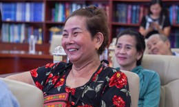 Đến bệnh viện điều trị, bệnh nhân được… xem phim và cười