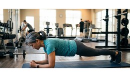 Phụ nữ sau 50 tuổi có cơ sàn chậu yếu nên tập plank không?