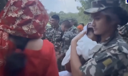 Nghẹn lòng khoảnh khắc nhân viên cứu hộ Nepal ru ngủ 2 em bé sinh đôi