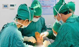 Bệnh viện tuyến tỉnh chạy đua với thời gian nối chân đứt gần lìa cho bệnh nhân