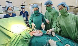 Bé gái bụng to bất thường, cảnh giác với khối u buồng trứng 