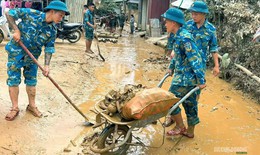 Bộ đội 'buông súng cầm xẻng' dọn bùn giúp dân khắc phục hậu quả bão số 4
