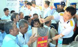 Tàu Hải quân đưa 33 ngư dân trên tàu cá Quảng Ngãi gặp nạn vào bờ an toàn