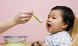 Khi nào là thời điểm tốt nhất để bắt đầu cho trẻ ăn dặm?
