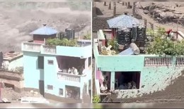 Ngôi nhà 2 tầng màu xanh kiên cố trụ vững giữa trận lũ quét ở Nepal