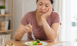 Vì sao người trên 50 tuổi ăn càng ít vẫn khó giảm cân?