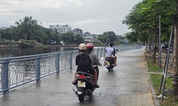 Mặc biển cấm, xe máy vẫn chạy vào đường đi bộ vừa hoàn thành ở Huế