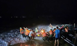 Sóng lớn làm chìm, cuốn trôi thuyền đánh cá của ngư dân