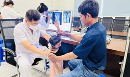 Lễ khai giảng đặc biệt của  'cô bé tí hon' học lớp 7 cao 97cm
