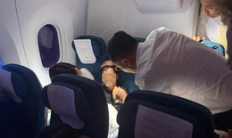 Bác sĩ kịp thời hỗ trợ hành khách nhỏ tuổi gặp sự cố trên chuyến bay