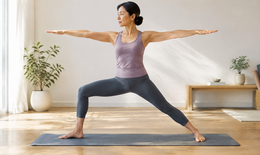 Sau tuổi 50, tập yoga thế nào để giữ cơ bắp mà không cần tập nặng?