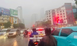 Áp thấp nhiệt đới đang ở ven bờ biển Quảng Trị, Hà Nội ảnh hưởng thế nào?