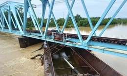 Sà lan mắc kẹt dưới cầu đường sắt ở Quảng Trị