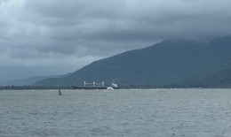 Tàu hàng mắc cạn tại vịnh Chân Mây