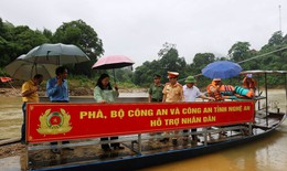 Hạ thủy thuyền phục vụ người dân qua sông sau lũ