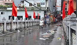 Hà Nội: Nhiều điểm ngập sâu, rác thải lênh láng trên đường
