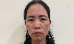 Bắt tại chỗ người phụ nữ trộm tiền ở cửa hàng hoa quả
