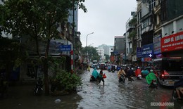 Mưa lớn đúng giờ đi làm, người Hà Nội chật vật di chuyển trên phố