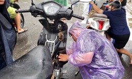 Dịch vụ sửa xe máy tại chỗ tất bật 'cứu' xe chết máy do mưa lớn