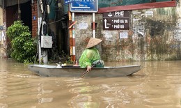 Mưa lớn, nhiều điểm úng ngập, đọng nước, dân Cầu Cốc dùng thuyền di chuyển trên phố