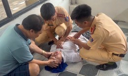 Xúc động hình ảnh CSGT sơ cứu, đưa người đàn ông đột quỵ đến bệnh viện