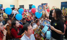 Người làm báo Xứ Nghệ mang "Vầng trăng yêu thương" đến trẻ em vùng biên
