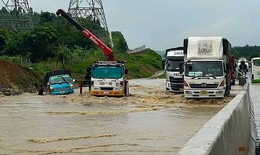 Vẫn còn hơn 40 điểm ngập và sạt lở gây ách tắc giao thông do mưa lũ