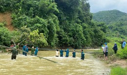 Dựng cầu tạm giữa vùng sạt lở, 172 học sinh trở lại trường an toàn
