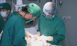 Sản phụ nguy kịch vì xoắn tử cung 180 độ